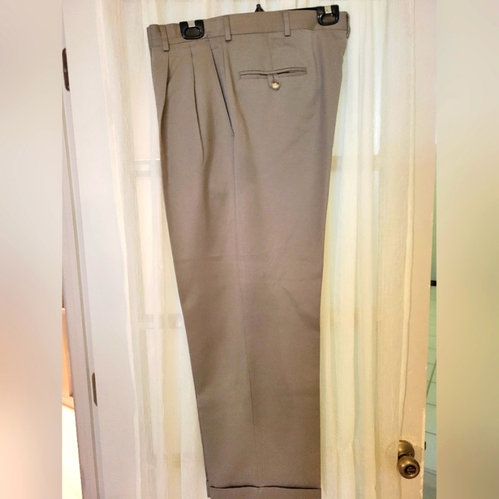 Men's Pleaded dress slacks